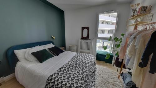 une chambre avec un lit et une fenêtre dans l'établissement Spacious flat with terrasse and parking near metro, à Bagnolet