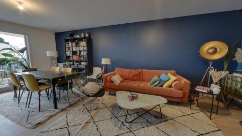 Spacious flat with terrasse and parking near metro