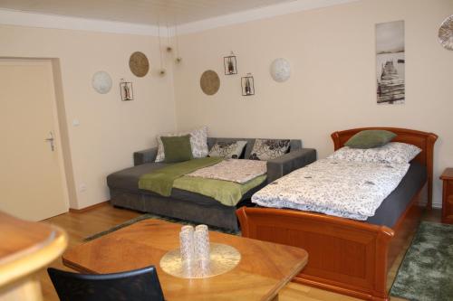 uma sala de estar com duas camas e uma mesa em Blütenhof Apartment "Zur inneren Balance" em Bad Radkersburg