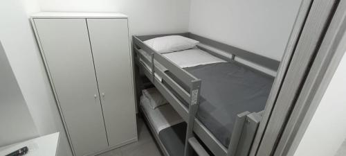 - une petite chambre avec des lits superposés et un miroir dans l'établissement Casa Dolce Vita Menton, à Menton