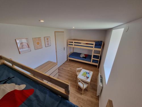 - une chambre avec des lits superposés dans l'établissement MAMGOZ, à Clohars-Carnoët