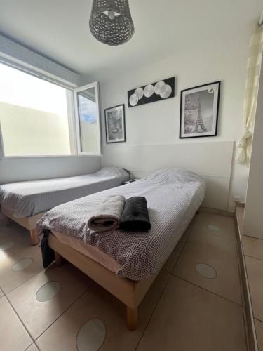 Cama ou camas em um quarto em Appartement 4 personnes, aéroport Marseille