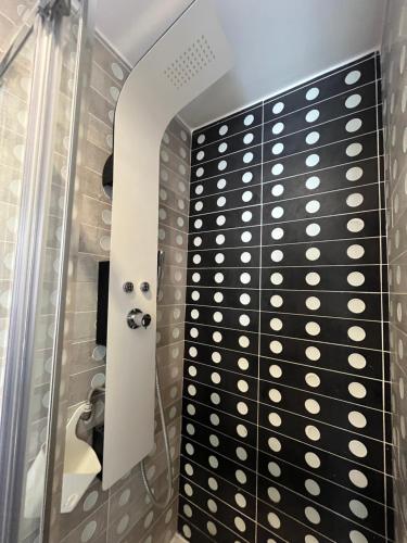een badkamer met een douche en een spiegel bij Appartement 4 personnes, aéroport Marseille in Marignane