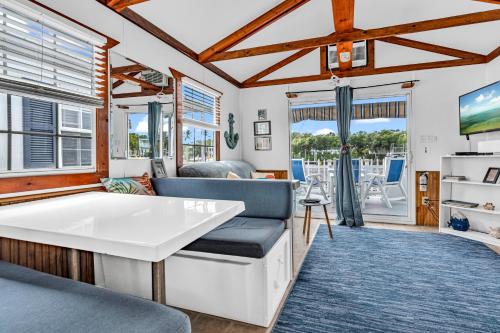 uma sala de estar com uma banheira e um sofá em Treasure Harbor em Islamorada