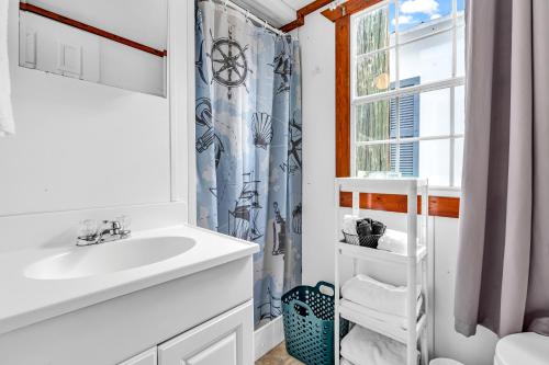 uma casa de banho com um lavatório e um chuveiro em Treasure Harbor em Islamorada