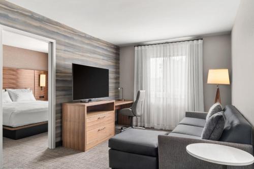 Una televisión o centro de entretenimiento en Residence Inn by Marriott Laval