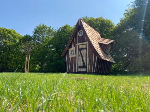 LES INSOLITES DE SOPHIE : منزل صغير في حقل من العشب