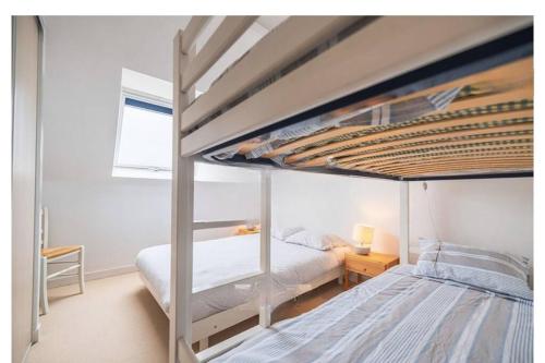 una camera da letto con due letti a castello e una finestra di Appart duplex hypercentre 8 pers , petite vue mer a Le Touquet-Paris-Plage