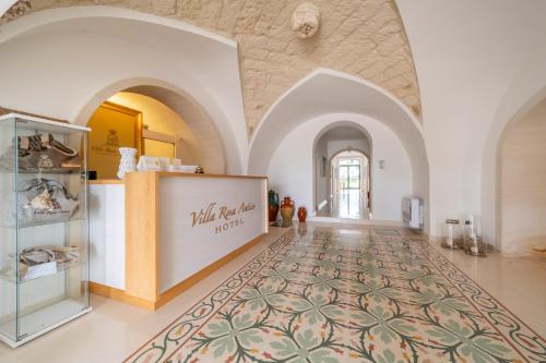 Cette grande chambre dispose d'un grand tapis. dans l'établissement Villa Rosa Antico Dimora Storica, à Otrante