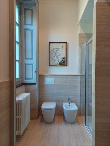 OsnagoにあるVilla Galimberti Maison De Charmeのトイレとガラスのシャワー付きのバスルーム