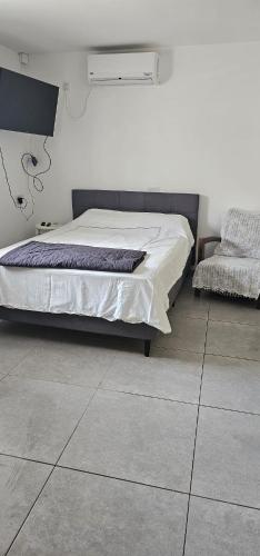 um quarto com uma cama num quarto em Rina House em Karmiel