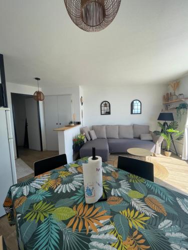 un salon avec une table et un canapé dans l'établissement Appartement-Maison 2 chambres vue exceptionnelle, au Barcarès