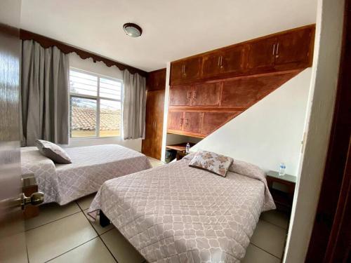 Habitación de hotel con 2 camas y ventana en Departamento para seis personas en Etzatlán. en Etzatlán