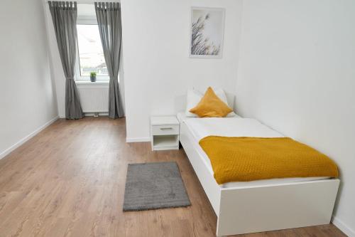 - une chambre blanche avec un lit et une fenêtre dans l'établissement WeinlandMotel, à Ebenthal