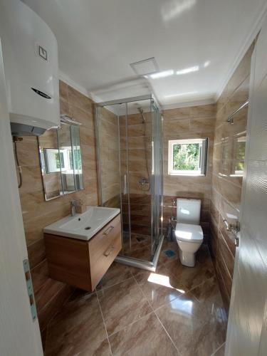 Ένα μπάνιο στο Superb Apartments Virpazar