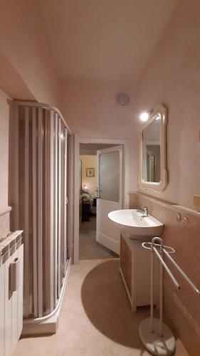 bagno con lavandino e specchio di Appartamenti a Pitigliano a Pitigliano