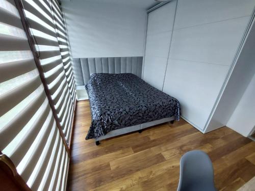 małą sypialnię z łóżkiem w pokoju w obiekcie Apartament Reformacka w Wieliczce