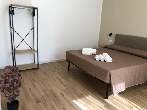 um pequeno quarto com uma cama e um sofá em Charme Apartments em Trapani