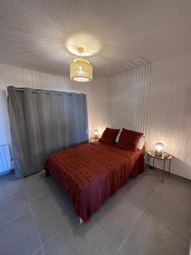 LavéruneにあるDesign Therapyの赤い掛け布団が敷かれたベッドのある寝室