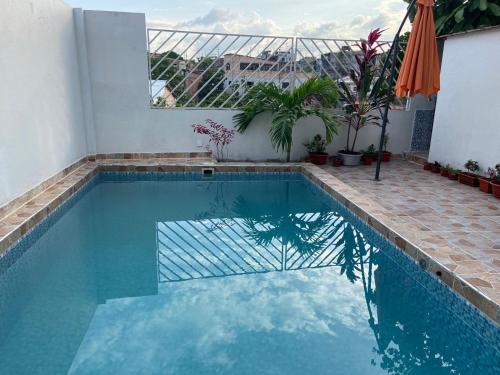 伊基托斯的住宿－Firenze House Iquitos，一座蓝色的游泳池