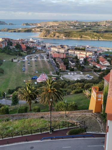 - une vue sur une ville avec une masse d'eau dans l'établissement apartamento Puente, à Suances