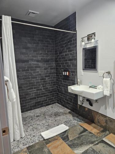 Bilik mandi di The Black Forest Lodge