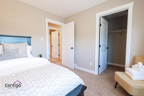 Gallery image of Lux Haven, Sleeps 8, AC, Balcony, Close to YQL in Lethbridge
