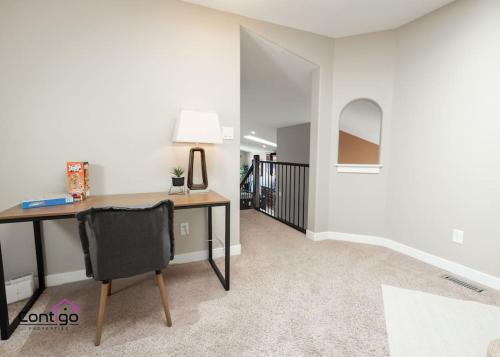 Gallery image of Lux Haven, Sleeps 8, AC, Balcony, Close to YQL in Lethbridge