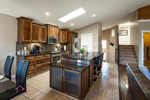 Gallery image of Lux Haven, Sleeps 8, AC, Balcony, Close to YQL in Lethbridge