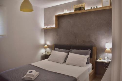 1 dormitorio con 1 cama con 2 almohadas blancas en C&C Apartments, en Alexandroupoli