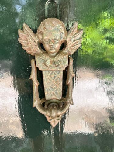 uma estátua de um anjo pendurada numa parede em Guesthouse 't Oeyenbos em Knegsel
