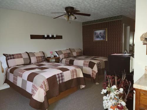 Katil atau katil-katil dalam bilik di Bay Springs Country Inn & Marina