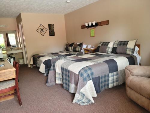Säng eller sängar i ett rum på Bay Springs Country Inn & Marina