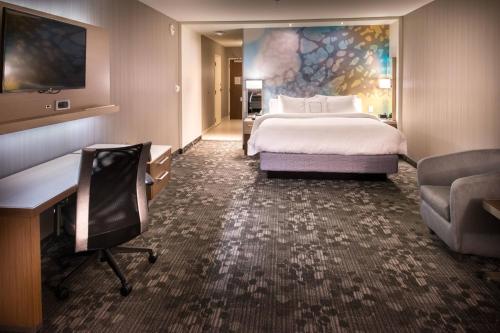 ein Hotelzimmer mit einem Bett und einem Schreibtisch in der Unterkunft Courtyard by Marriott Jacksonville in Jacksonville