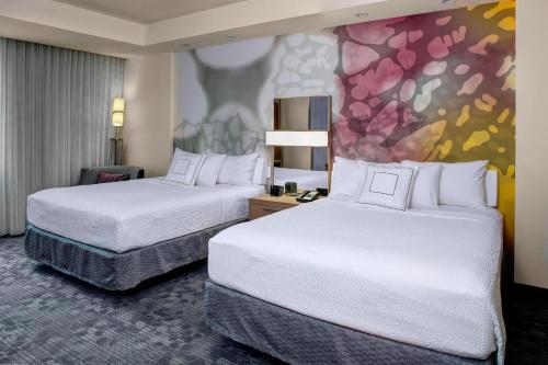 um quarto de hotel com duas camas e um quadro em Courtyard by Marriott Nashville Mount Juliet em Mount Juliet
