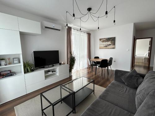 Televízia a/alebo spoločenská miestnosť v ubytovaní 5th Floor Apartment