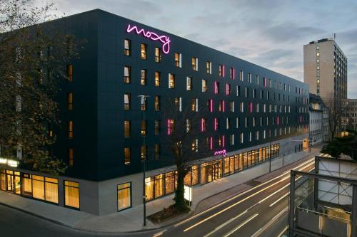 un bâtiment avec un panneau sur son côté dans l'établissement Moxy Essen City, à Essen