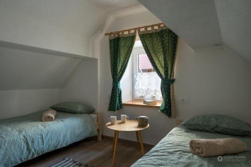 เตียงในห้องที่ Cherry house - cosy house - ideal for bear watching, in the neighborhood of the medieval Snežnik castle