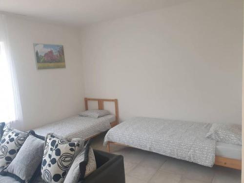 1 dormitorio con 2 camas y sofá en 2 room apartment in Snina, en Snina