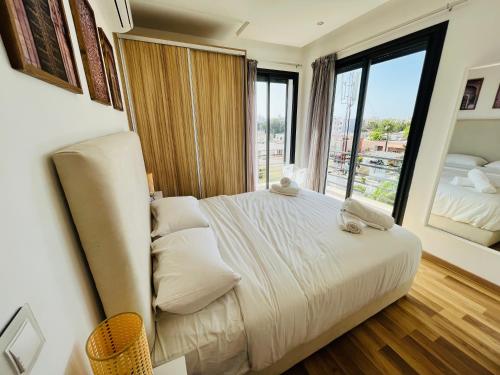 sypialnia z łóżkiem i dużym oknem w obiekcie The Sunny 15 w mieście Casablanca