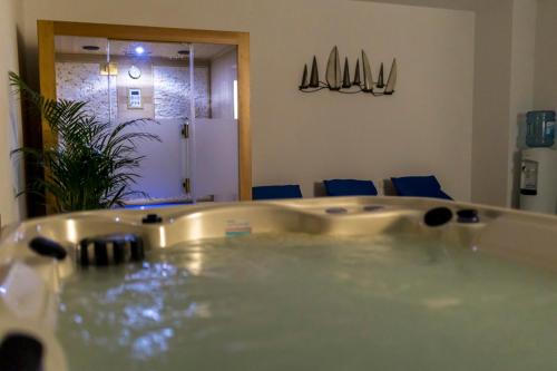 un soggiorno con tavolo e vasca da bagno. di Luxury Villa Petros a Malinska