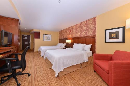 um quarto de hotel com duas camas e uma secretária em Courtyard Mt. Holly Westampton em Westampton Township