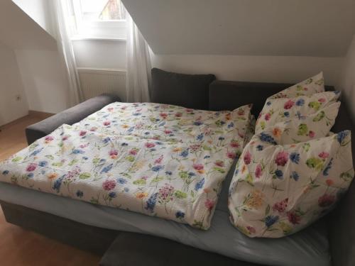 ein Bett mit einer Decke und zwei Kissen darauf in der Unterkunft s´Paradies Ferienwohnung in Beilngries
