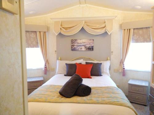 1 dormitorio con 1 cama con 2 almohadas en Lake District Holiday Home, near Ennerdale Lake - Inglenook 06 - Free Wifi en Workington