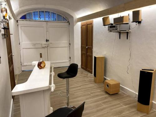 Cette chambre comprend une table et une chaise. dans l'établissement Maison 6 chambres avec piscine, à Quissac