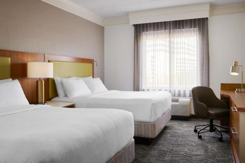 pokój hotelowy z 2 łóżkami i oknem w obiekcie SpringHill Suites by Marriott San Antonio Downtown-Riverwalk Area w mieście San Antonio