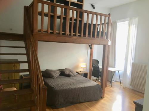 een slaapkamer met een stapelbed en een trap bij Saint-Louis : Saint-Étienne appart de 125 m2 centre-ville 4 chambres,4 lits king size in Saint-Étienne