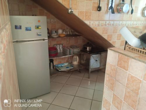 cocina con nevera blanca en una habitación en شقة ببزنيقة, en Bouznika
