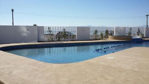 una gran piscina frente a una valla en Departamento con vista al mar, en Coquimbo