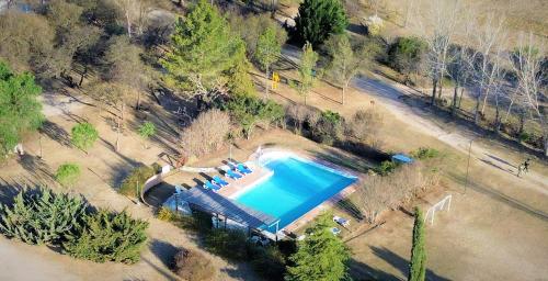 una vista aérea de una piscina con sillas alrededor en Complejo Turístico Casaflor en Villa Cura Brochero
